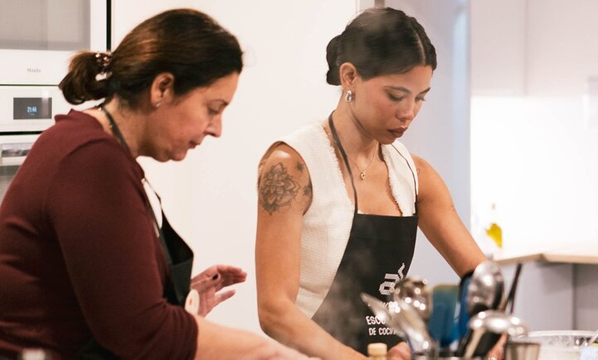 Image 8: 10 Experiencia en Clase de Cocina de Tapas en Madrid con Sangria