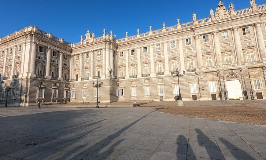 Image 18: Tour al Palacio Real de Madrid : Acceso prioritario con Guía Especi...