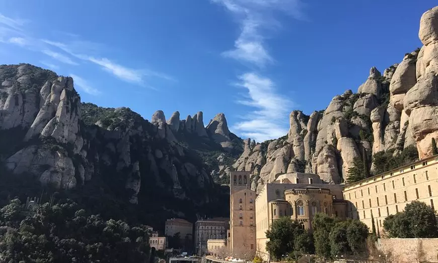 Image 3: Montserrat, una tierra de santuarios: Excursión de senderismo de un...