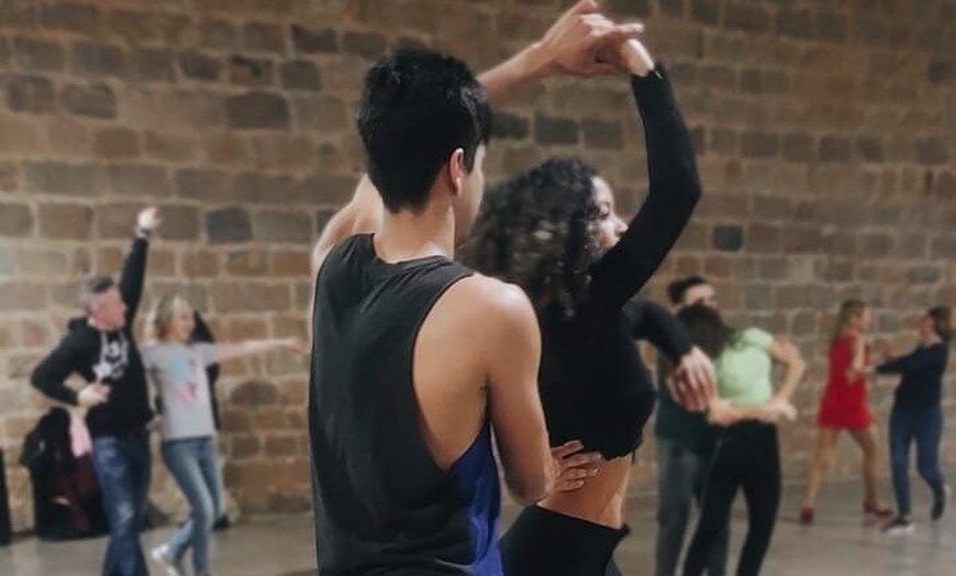 Image 2: Experiencia nocturna de salsa y bailes latinos
