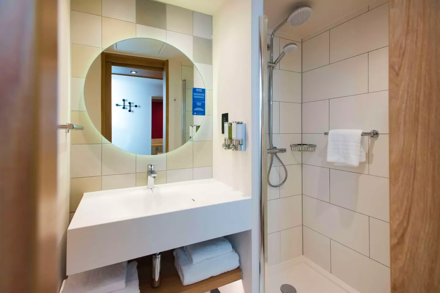 ✈ GROßBRITANNIEN | London - Hampton by Hilton London Park Royal 4*,...