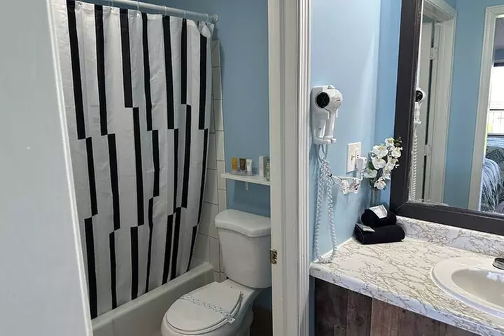 Small Group Bike Tours From Chicago to Lake Geneva