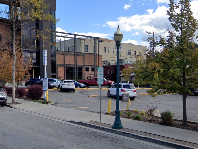 Parking at [IC09] 301 E. Lakeside Ave. Lot