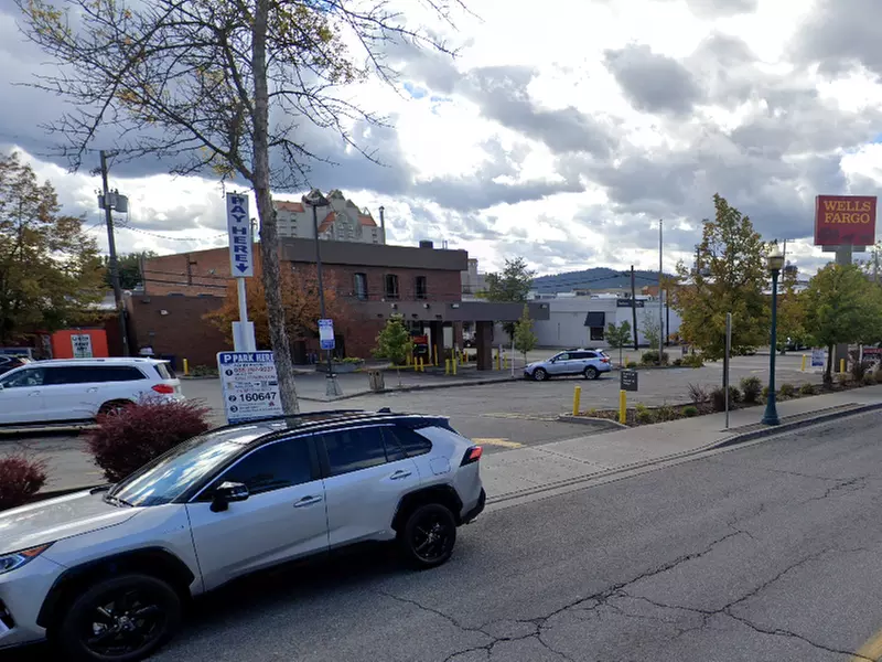Parking at [IC09] 301 E. Lakeside Ave. Lot
