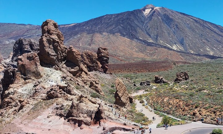 Image 2: Parque Nacional Teide con furgoneta