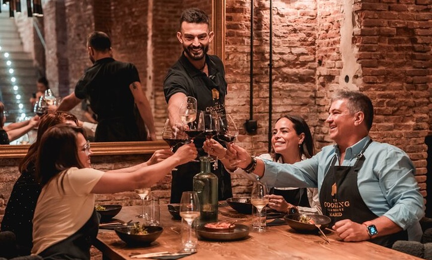 Image 2: Sabor de España: clase de cocina de tapas con maridaje de vinos sin...