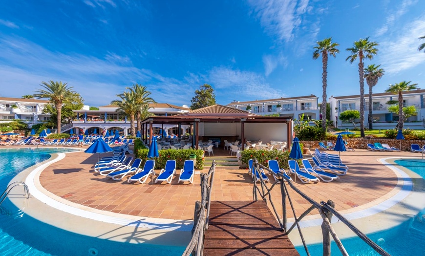 Image 2: ✈ MINORQUE | Son Xoriguer - Sagitario Princesa Playa 4* - Piscines