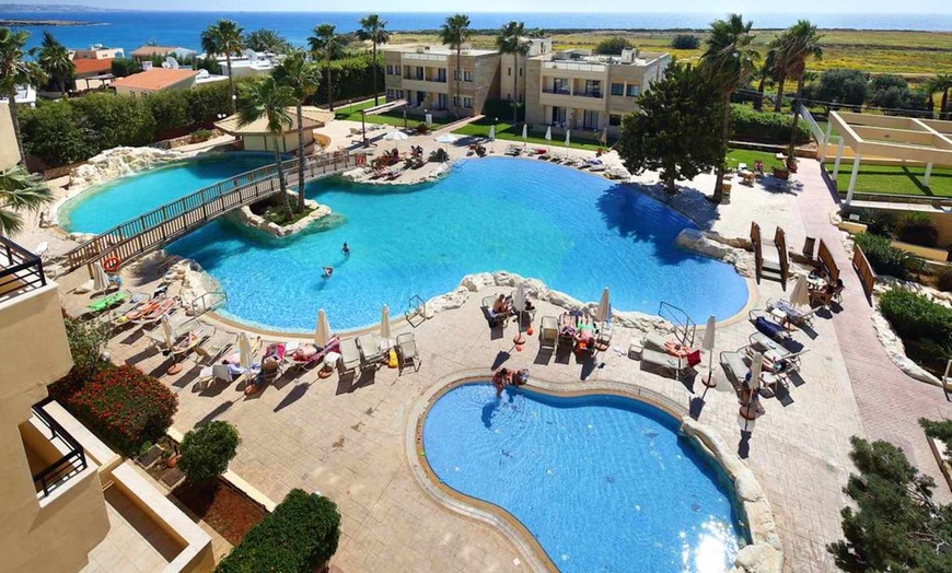 Image 1: ✈ CYPR | Pafos - Panareti Coral Bay Resort 4* - Odkryty basen