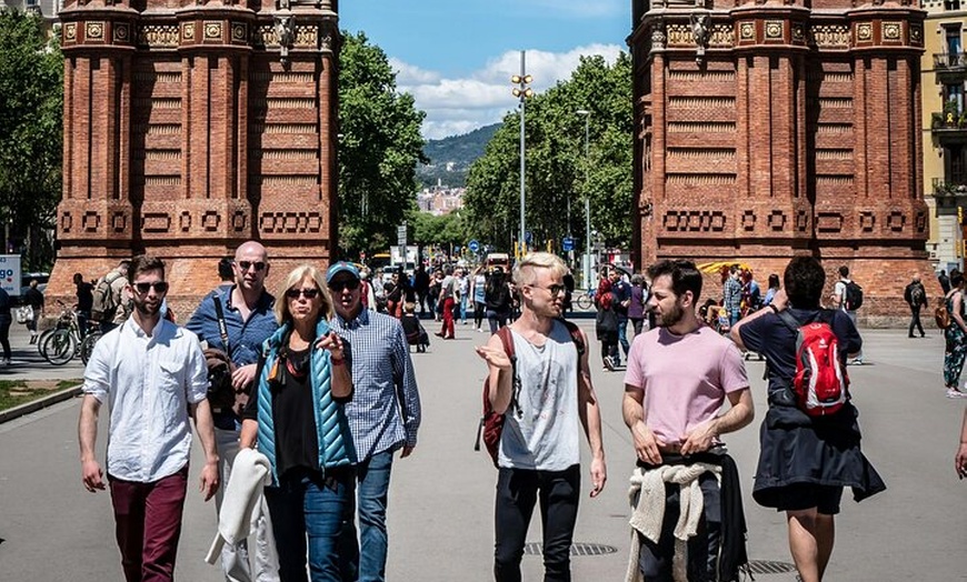 Image 2: Sesión de fotos de Timeless Elegance en Arc de Triomf