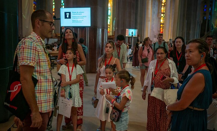 Image 6: Excursión en grupo pequeño a la Sagrada Familia de Barcelona para n...