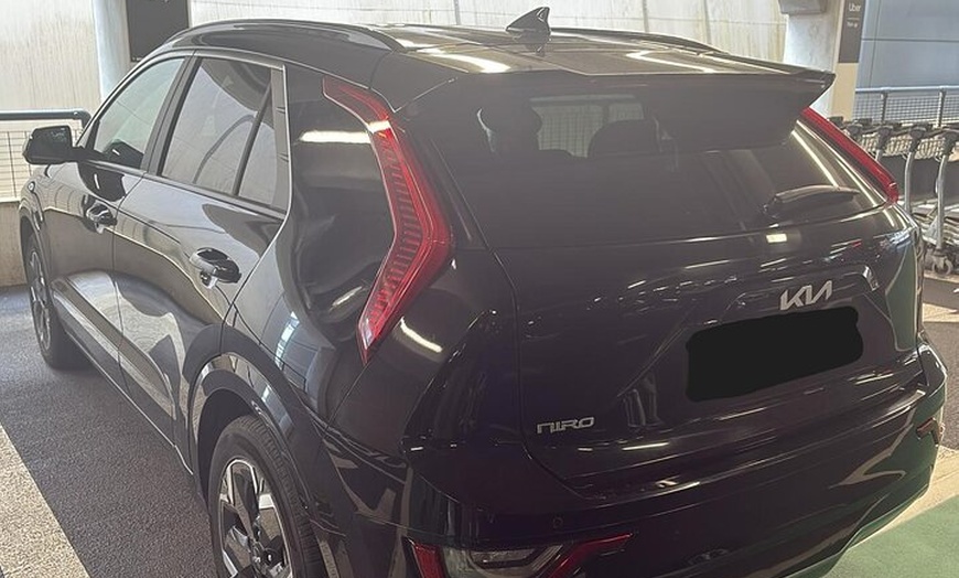 Image 3: Transfer from Gatwick Airport to London