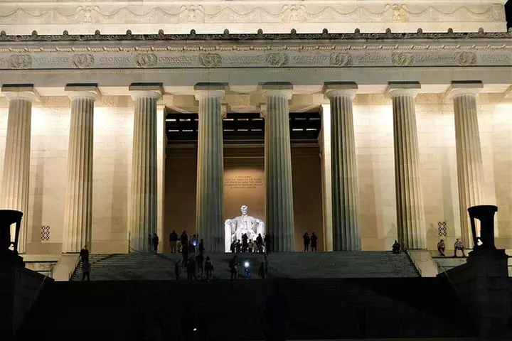 Small Group National Mall Night Tour with 10 Top Attractions