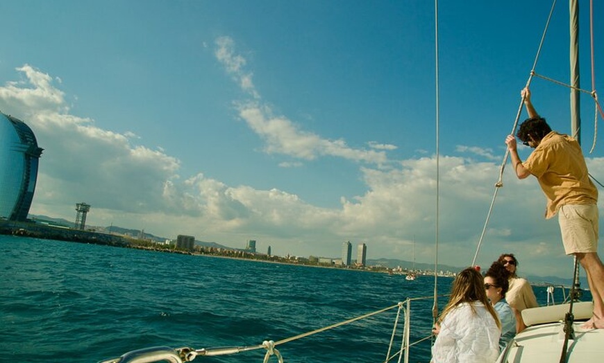 Image 8: Barcelona Sailing Experience 2 hs con aperitivos y bebidas Premium