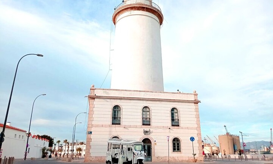 Image 2: Descubre Málaga Tour Privado de 60 Minutos en Tuk tuk