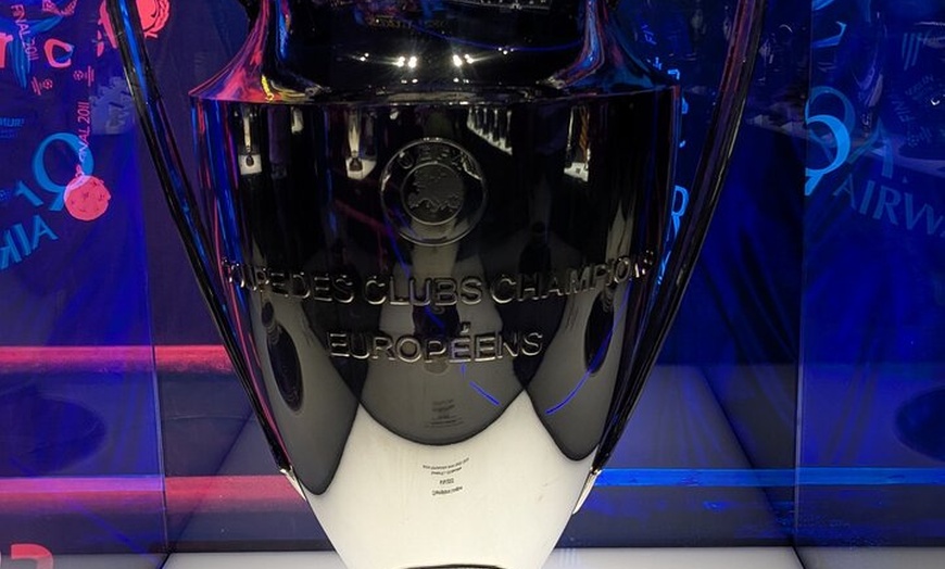 Image 3: Barcelona Football Essentials : De la Gloria a la Base