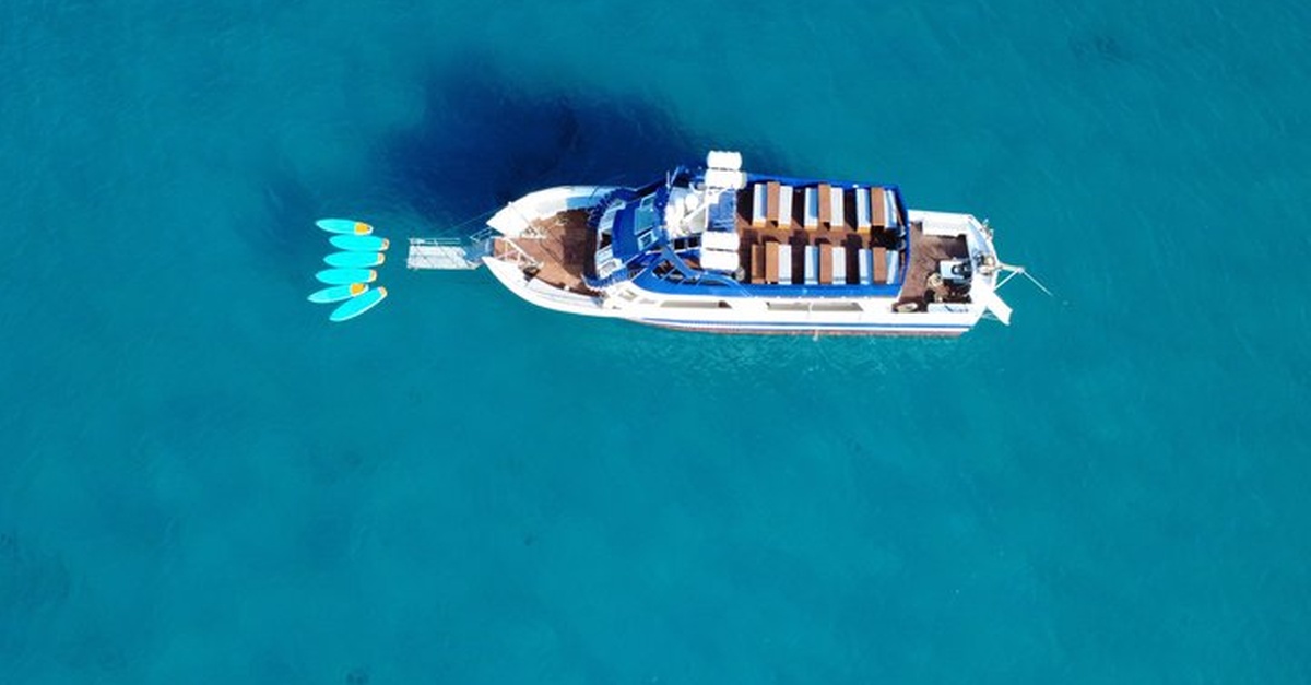 Tour en barco de Ibiza a Formentera con deportes acuáticos