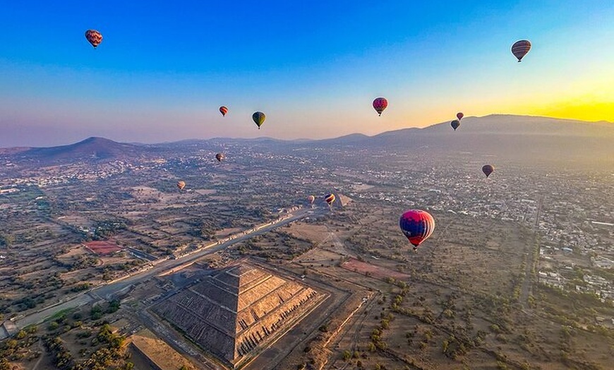Image 3: EN flight to Teotihuacan from CDMX with breakfast