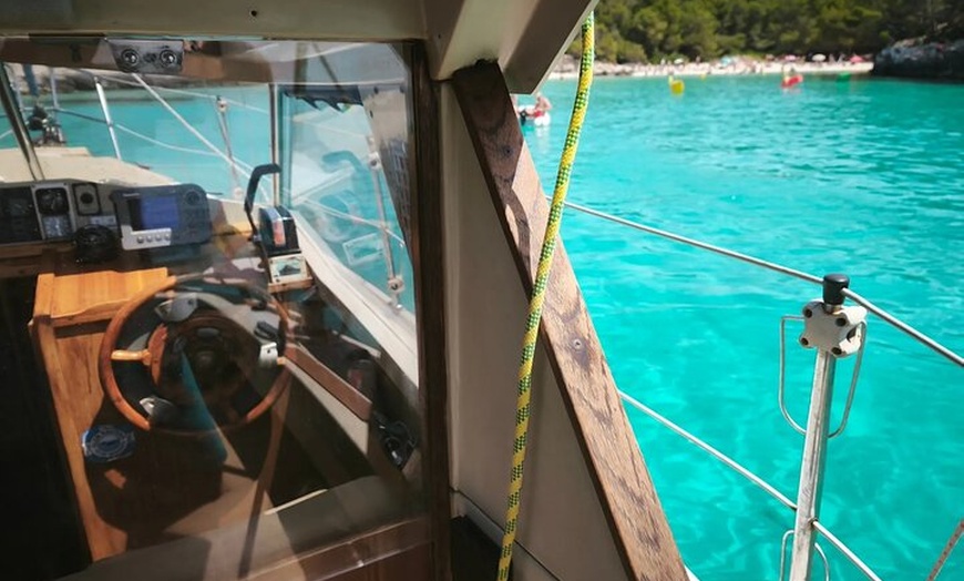Image 4: Excursión privada a vela por Menorca desde Cala Galdana