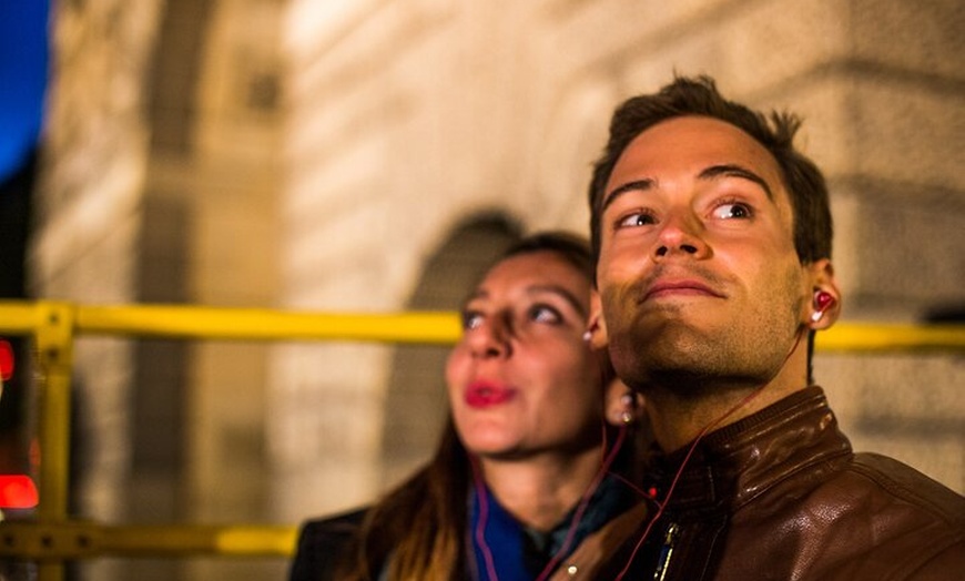 Image 9: Excursion en bus des lumières de Noël à Paris avec friandise festiv...