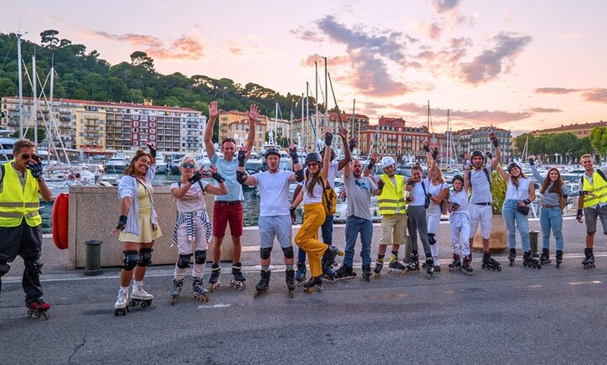 Image 2: Nice en roller au coucher du soleil, repas local & musique live !