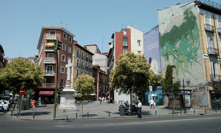 Image 4: Madrid : Tour a pie por La Latina con bebida y tapas tradicionales