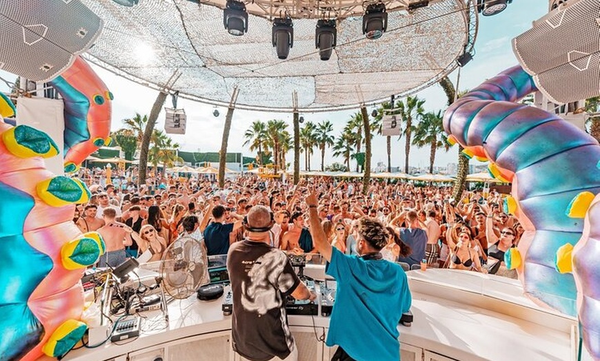 Image 2: Excursión a la piscina y discoteca de Ibiza, incluyendo O Beach y E...