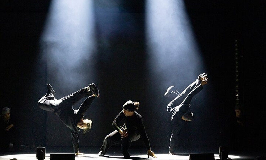 Image 22: Wintergarten Varieté "FLYING LIGHTS" inkl. Flying Steps