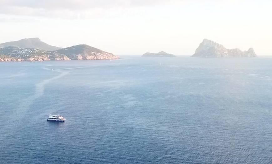Image 9: Crucero VIP al atardecer con bebidas, paella, remos y snorkel