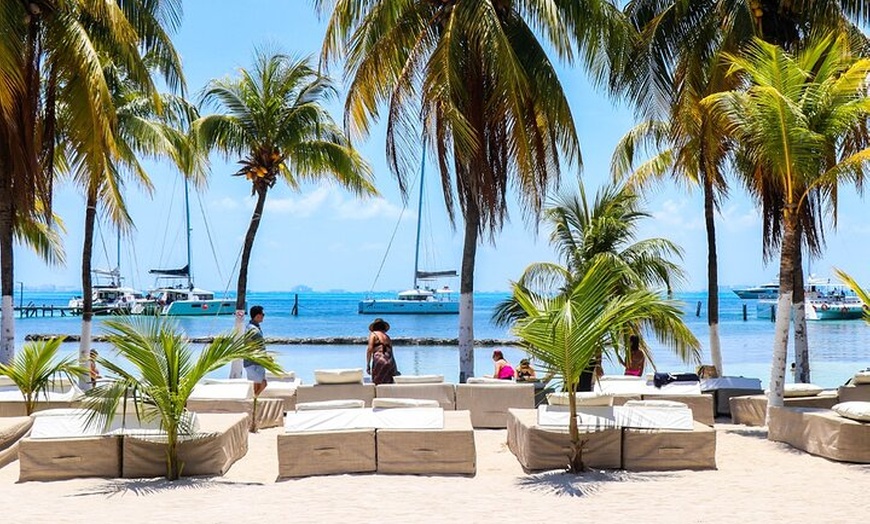 Image 7: All Inclusive Isla Mujeres Catamaran Tour with Beach Club