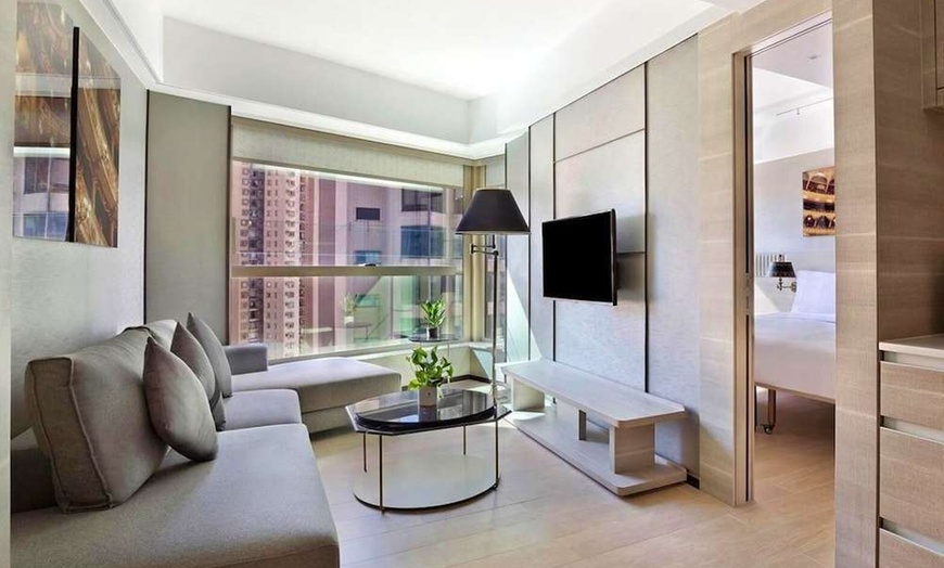 Image 4: ✈ HONG KONG - Hotel Alexandra 4* - Piscine extérieure
