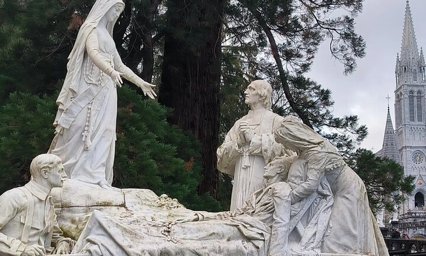 Image 7: Experimente Lourdes con un tour privado y un cómodo transporte