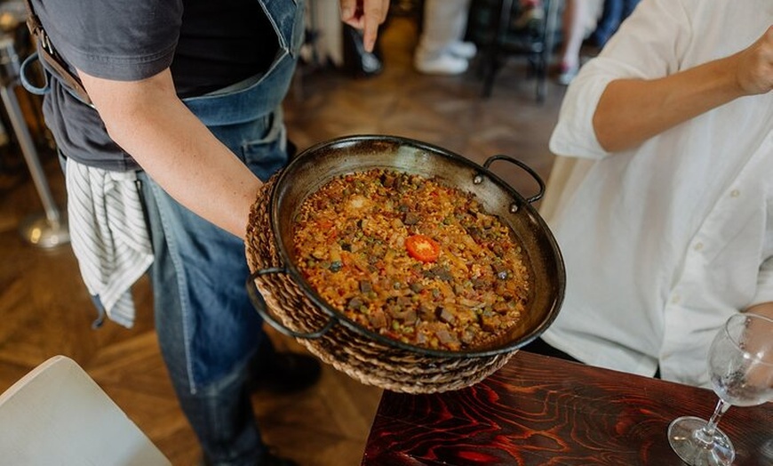 Image 2: Tour gastronómico por Barcelona con visita a un mercado local