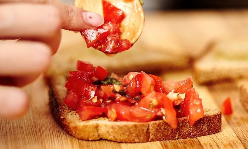 Image 7: Tour por el mercado y cocina de paella con vino en el centro de Bar...