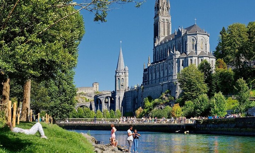 Image 13: Experimente Lourdes con un tour privado y un cómodo transporte