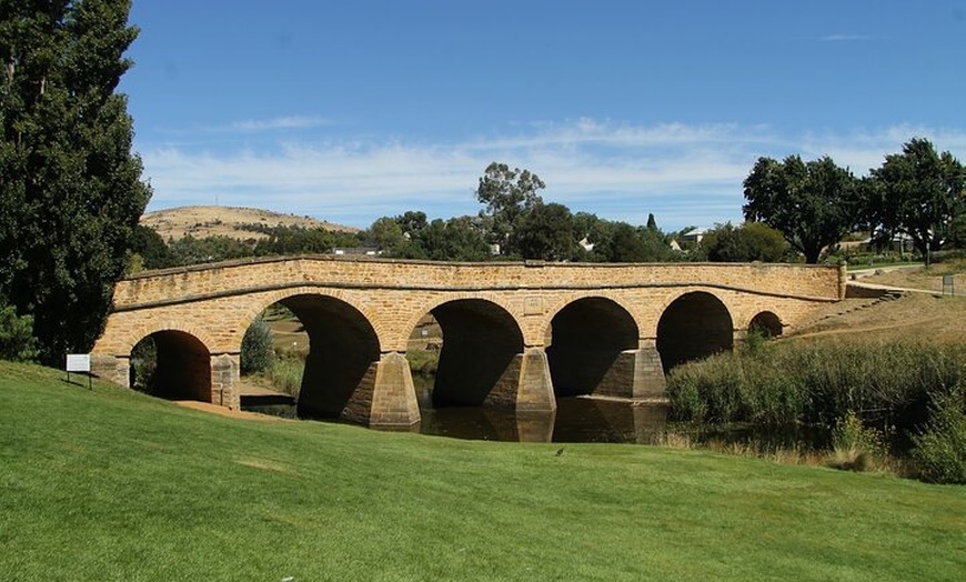 Image 2: Richmond and Wine Tour