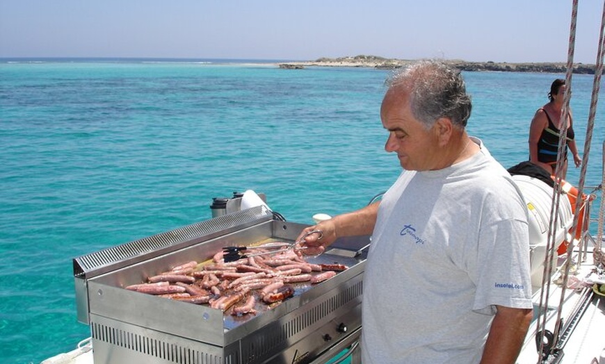 Image 24: Excursión desde Ibiza a Playa de Illetas en Catamarán con Comida