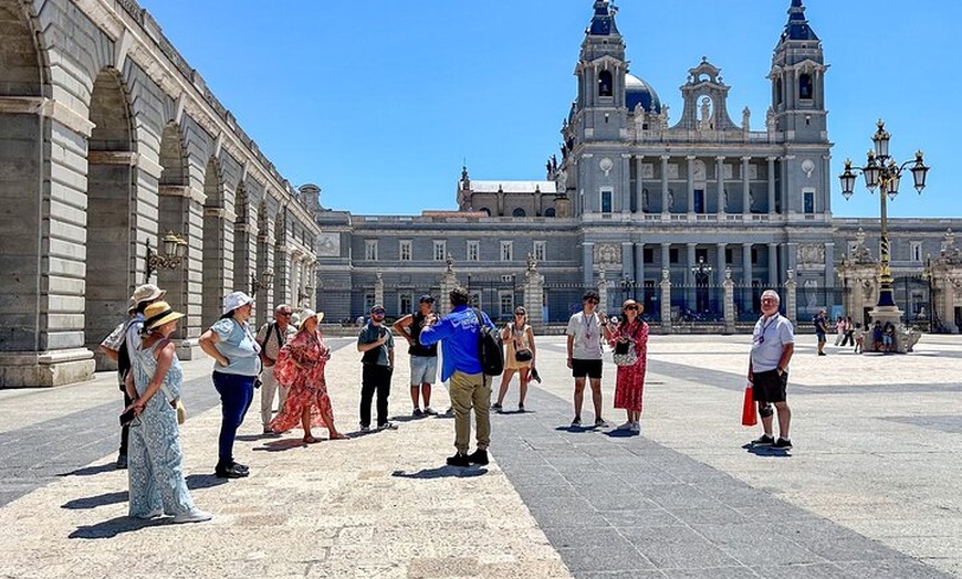 Image 25: Tour al Palacio Real de Madrid : Acceso prioritario con Guía Especi...
