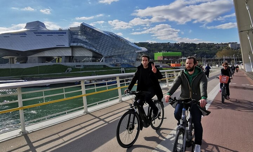 Image 2: Visite Guidée à Vélo Électrique du Quartier Confluence