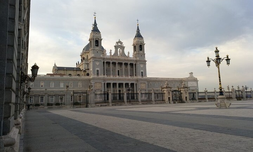 Image 9: Tour al Palacio Real de Madrid : Acceso prioritario con Guía Especi...