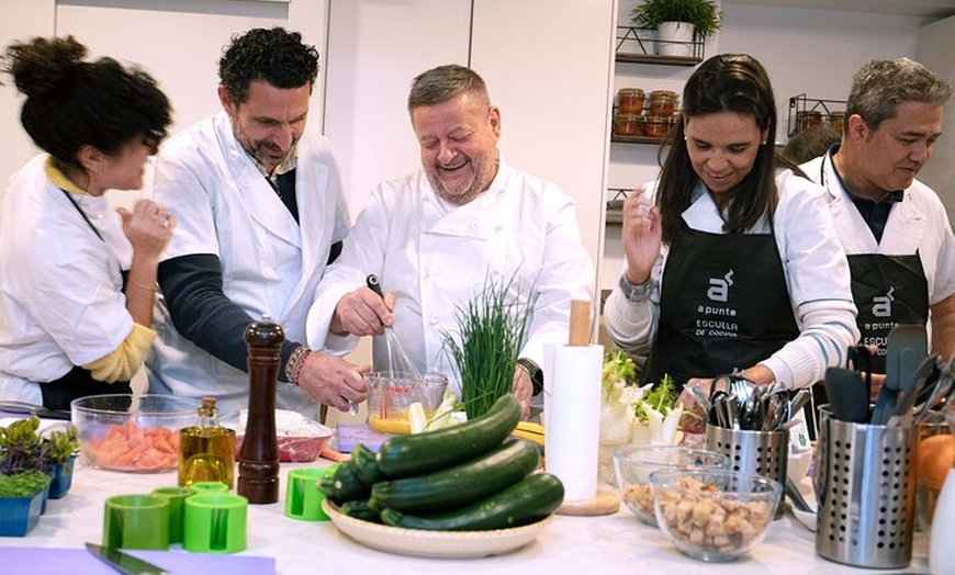 Image 7: 10 Experiencia en Clase de Cocina de Tapas en Madrid con Sangria