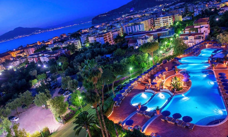 Image 2: ✈ ITALIA | Sorrento - Hilton Sorrento Palace 4* - Piscine
