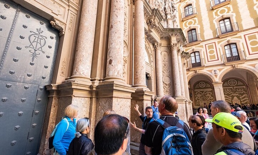 Image 15: Tour de Montserrat y Sitges desde Barcelona con teleférico y camina...