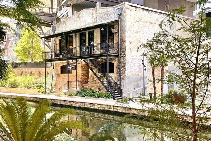 Walking Tour Along the San Antonio Riverwalk And Around Downtown