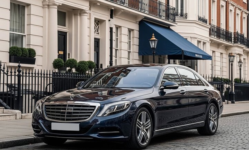 Image 4: Central London to Gatwick Airport private taxi transfers