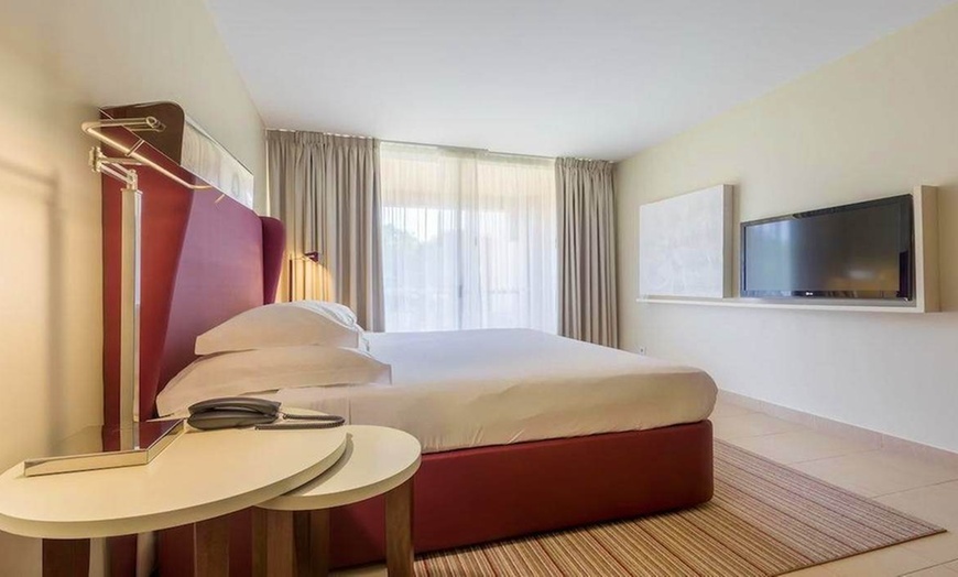 Image 8: ✈ ALGARVE | Albufeira - São Rafael Suites 5* - Piscine extérieure