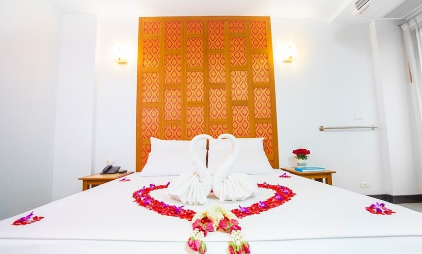 Image 10: ✈ MIDDEN VAN THAILAND | Bangkok - New Siam Palace Ville Hotel 3*, 5...