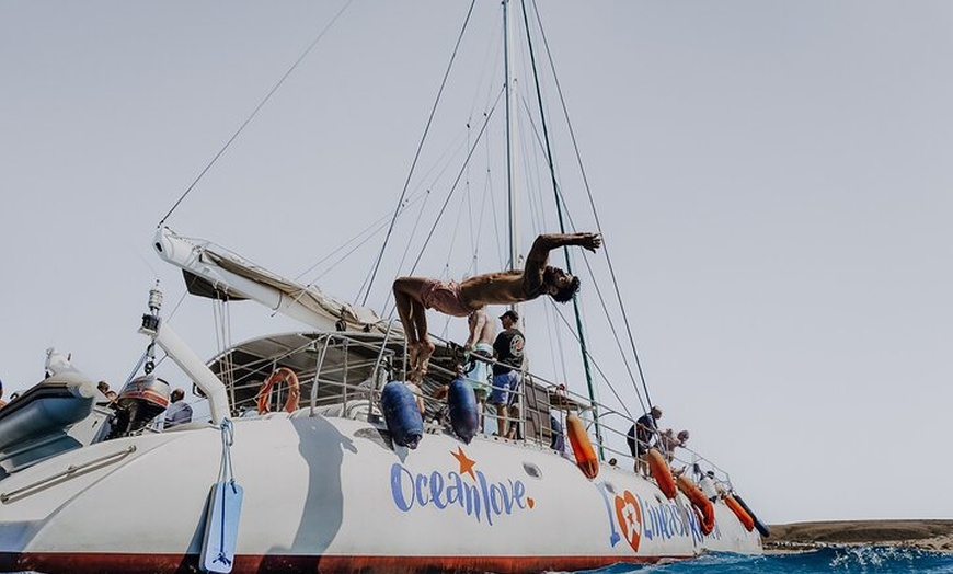 Image 12: Lanzarote, excursión en catamarán a las playas de papagayo con comi...