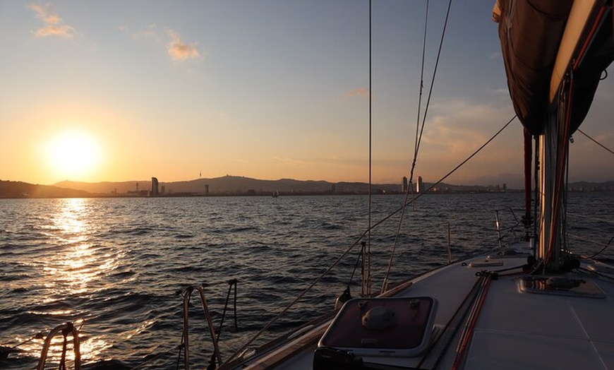 Image 6: Navegación privada al atardecer en Barcelona con bebidas