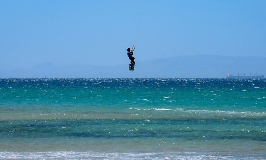 Image 13: Curso de kitesurf privado en Tarifa (de principiante a avanzado)