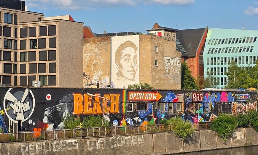 Image 17: Berlin VIP TOUR - Private Bus Tour inklusive Chauffeur und Guide